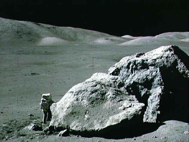 apollo17_schmitt_boulder.jpg (36001 bytes)